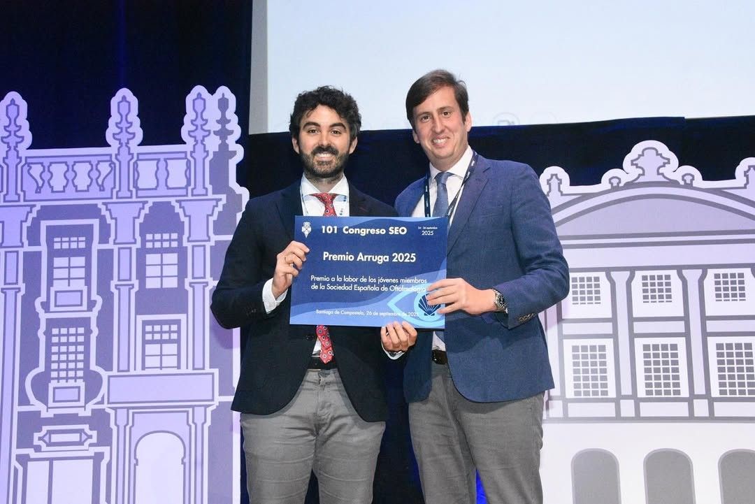 Un oftalmólogo ceutí recibe el Premio Arruga 2025
