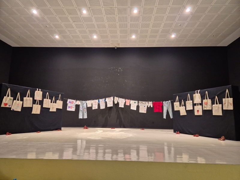 El centro penitenciario acoge una exposición de piezas realizadas en tela por los internos