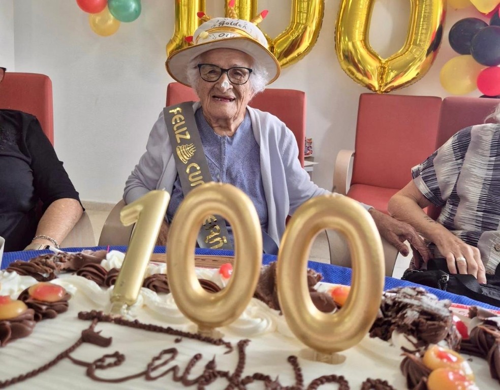 La residencia de mayores Gerón Ceuta celebra el 100º cumpleaños de Isabel Hernández Segura