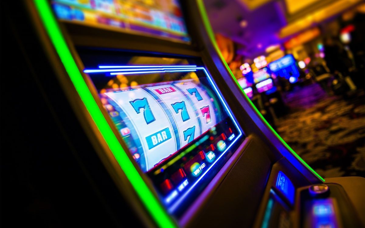 Por qué las tragamonedas en casinos online son populares
