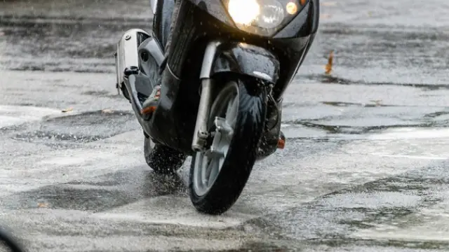 Ocho de cada diez accidentes de moto debidos al mal tiempo los causa la lluvia