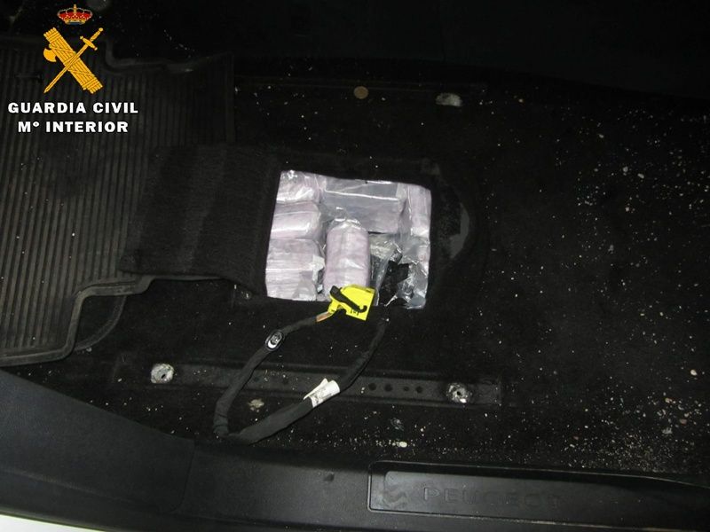 La Guardia Civil incauta 93 kilos de hachís ocultos en un coche que iba a embarcar hacia Algeciras
