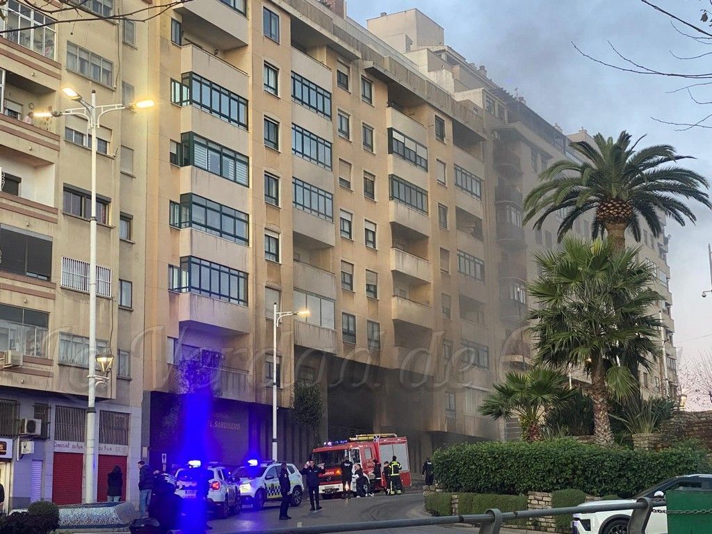 Bomberos extingue el incendio de un vehículo en un garaje del Sardinero