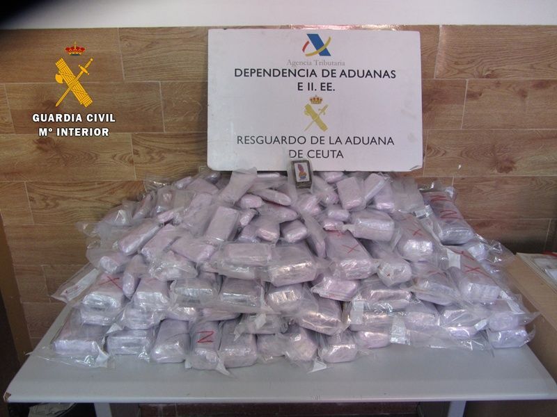 Intervenidos más de 65 kilos de hachís en un coche que pretendía embarcar hacia Algeciras