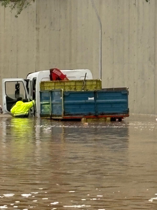 Trabajadores de Servilimpce quedan aislados por una gran acumulación de agua camino del cementerio de Santa Catalina