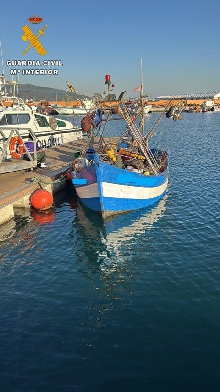 Interceptan un pesquero con 6 migrantes a bordo y detienen al patrón