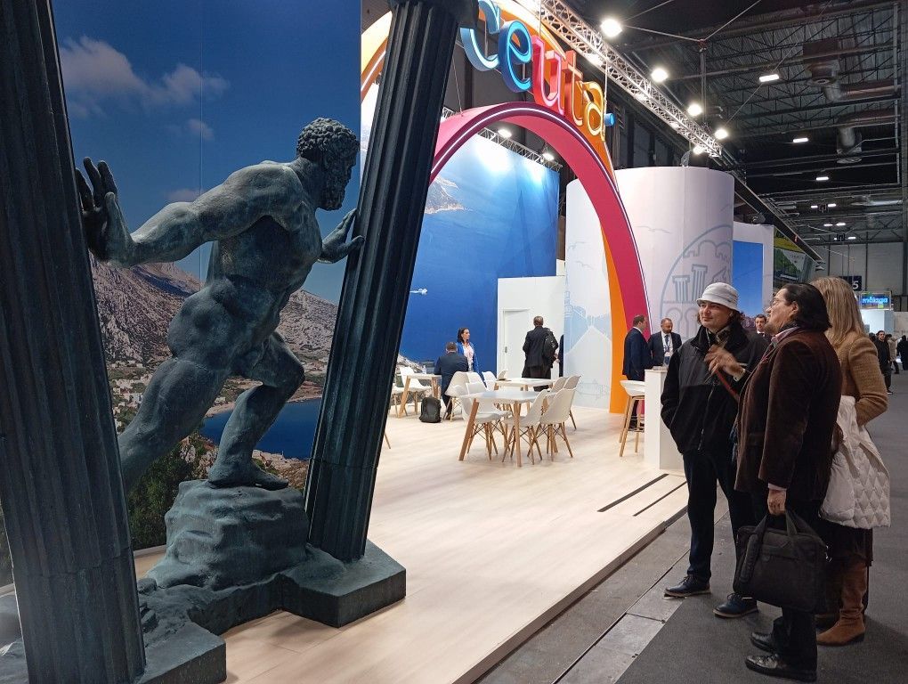 Ceuta recurre al turismo mitológico en FITUR con las obras de Ginés Serrán