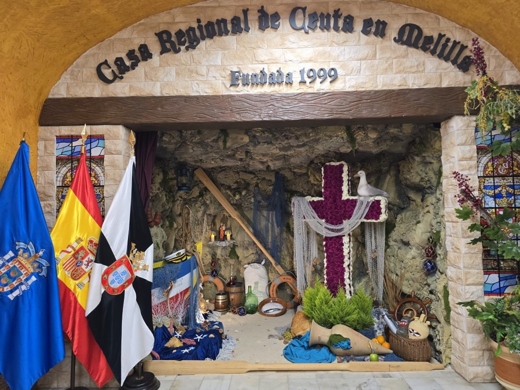 La Casa regional de Ceuta en Melilla presenta una Cruz de Mayo inspirada en la tradición marinera