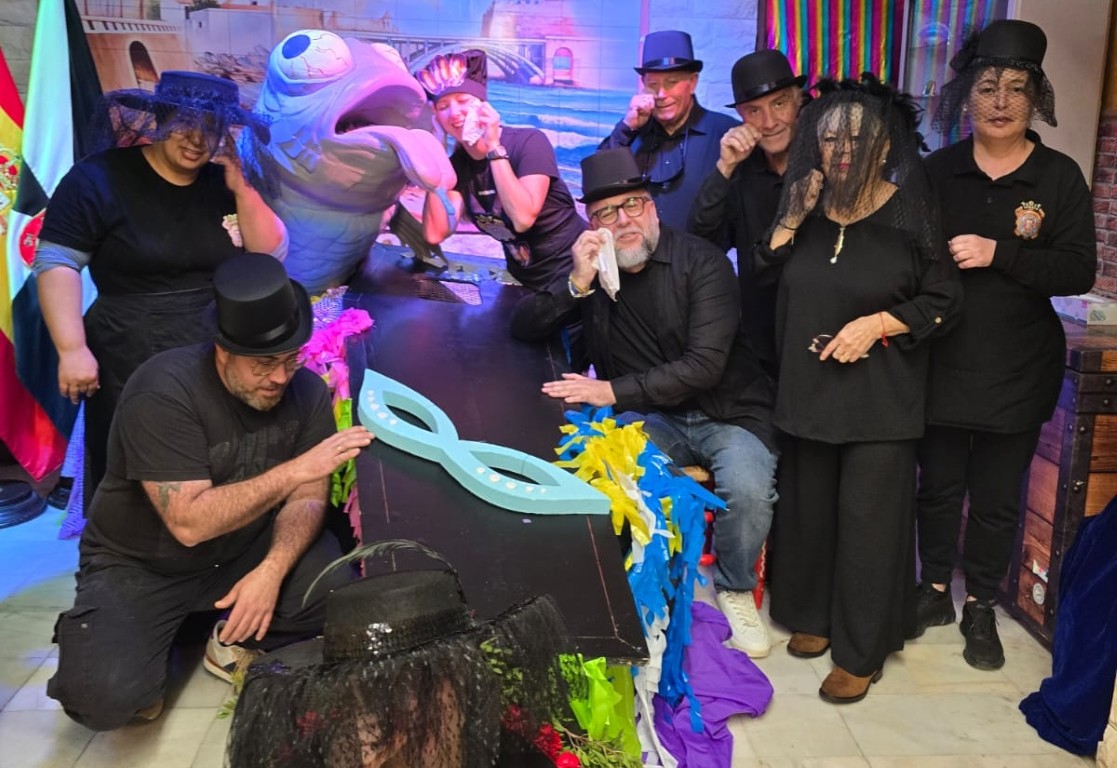 La Casa de Ceuta en Melilla despide con un "éxito rotundo" el Carnaval con el Entierro de la Caballa