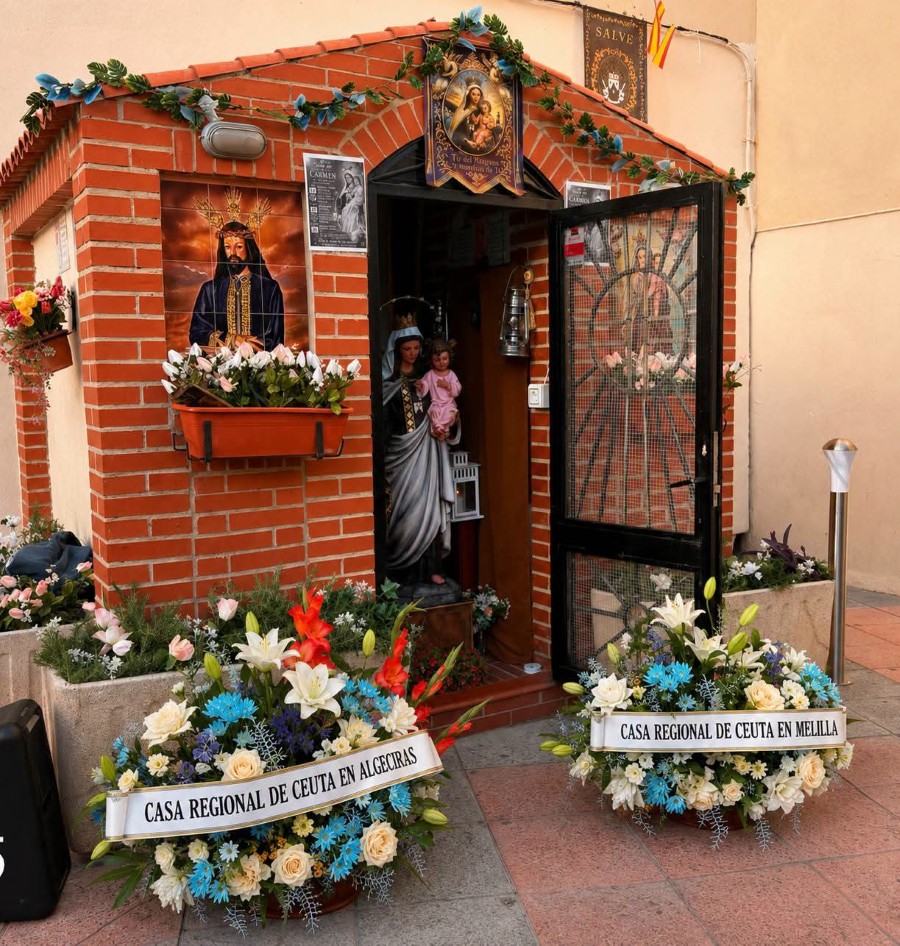 La Casa Regional de Ceuta en Melilla participa en la tradicional ofrenda floral a la Virgen del Carmen de la Capillita del Polígono
