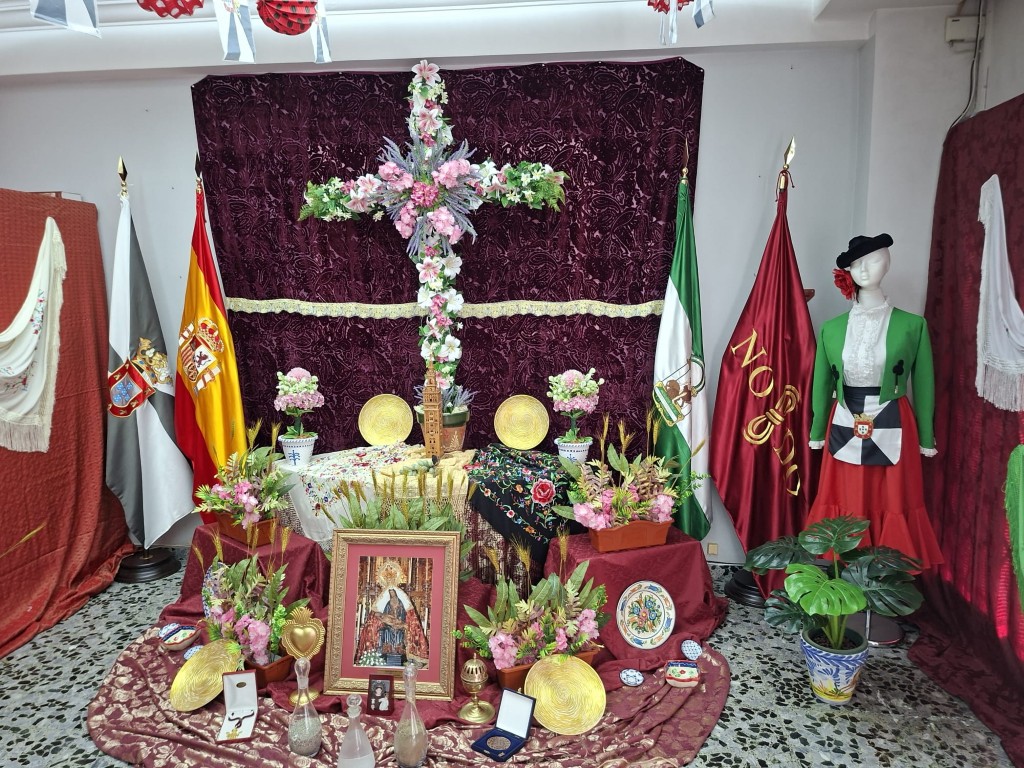 La Casa de Ceuta en Sevilla celebra su Cruz de Mayo entre sevillanas, coplas y convivencia