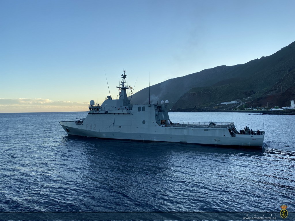 El buque de acción marítima "Rayo" monitoriza varias unidades de la Marina rusa cuando se dirigían hacia el Estrecho