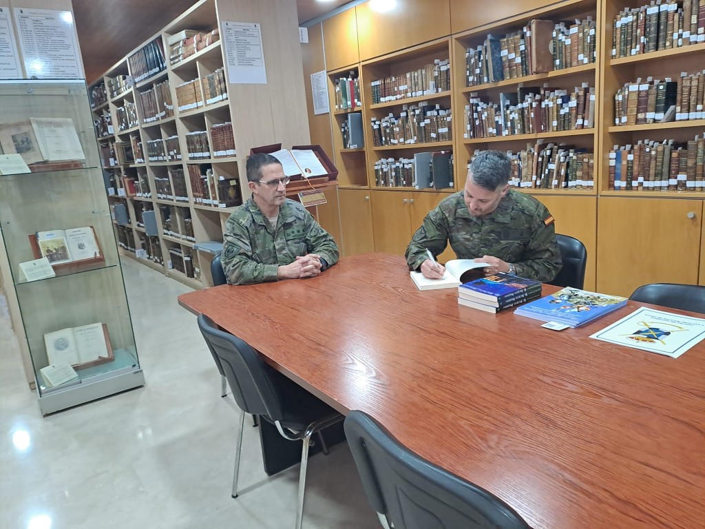 La Biblioteca Militar recibe ejemplares firmados de la novela “El secreto perdido” de Juan Antonio Fernández