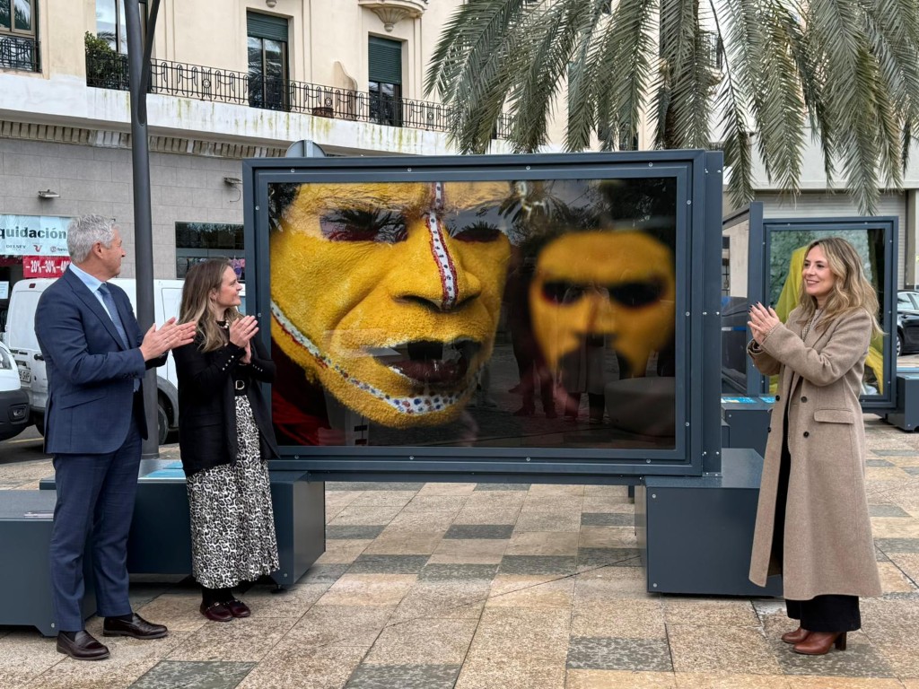 Pilar Orozco presenta la exposición “Colores del mundo” en el Paseo de la Marina
