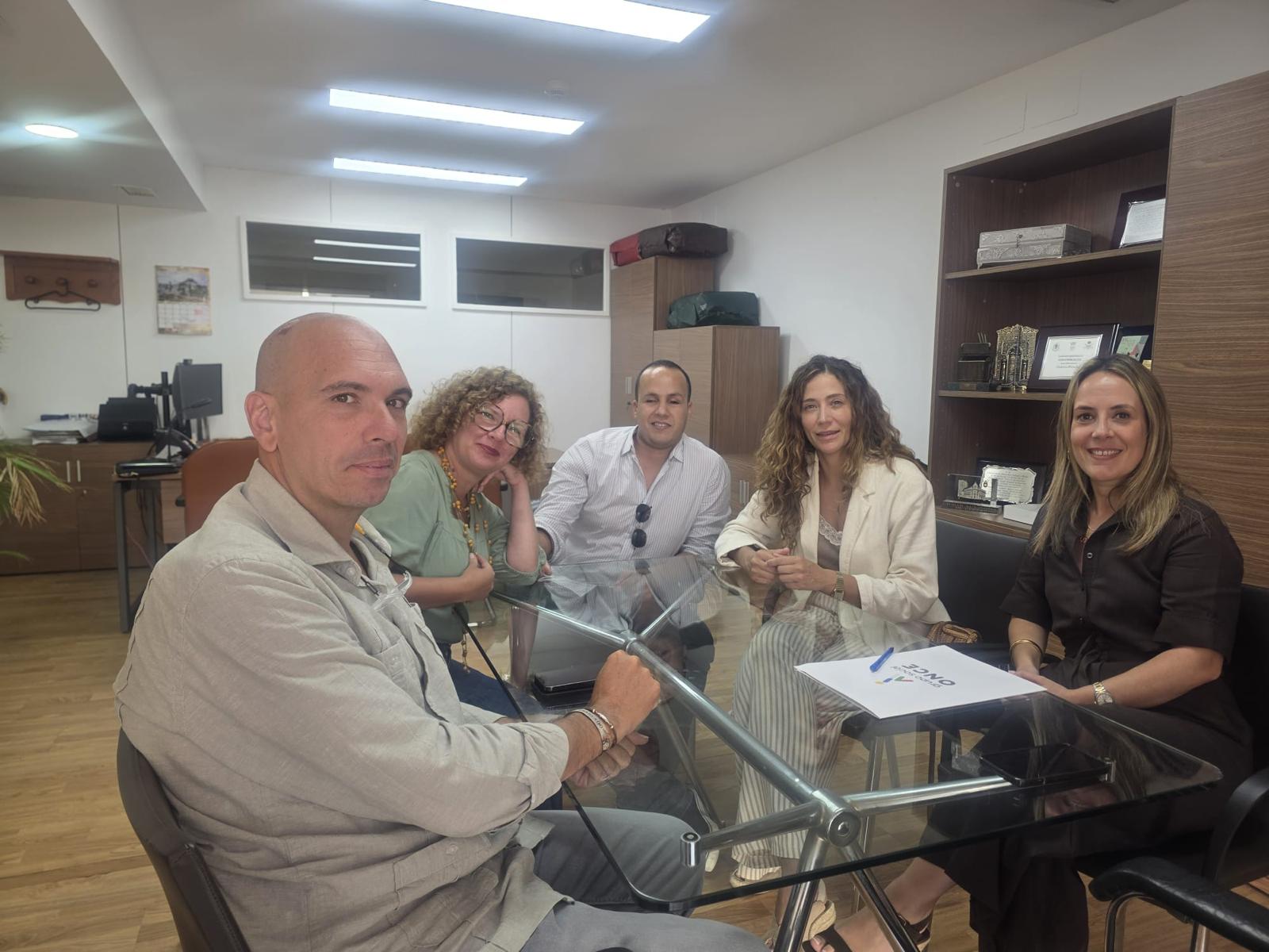 Pilar Orozco mantiene una reunión de trabajo con representantes de la ONCE en Ceuta