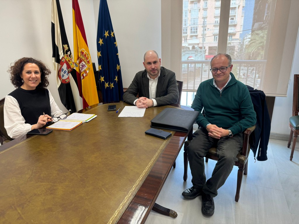 El delegado del gobierno se reúne con el presidente del Foro de la Educación de Ceuta