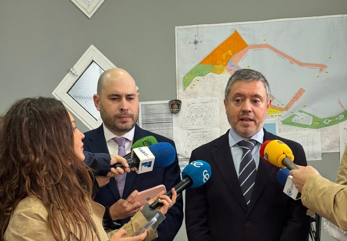El delegado del Gobierno y el presidente de la Autoridad Portuaria visitan el puerto para explicar el proyecto de integración puerto-ciudad