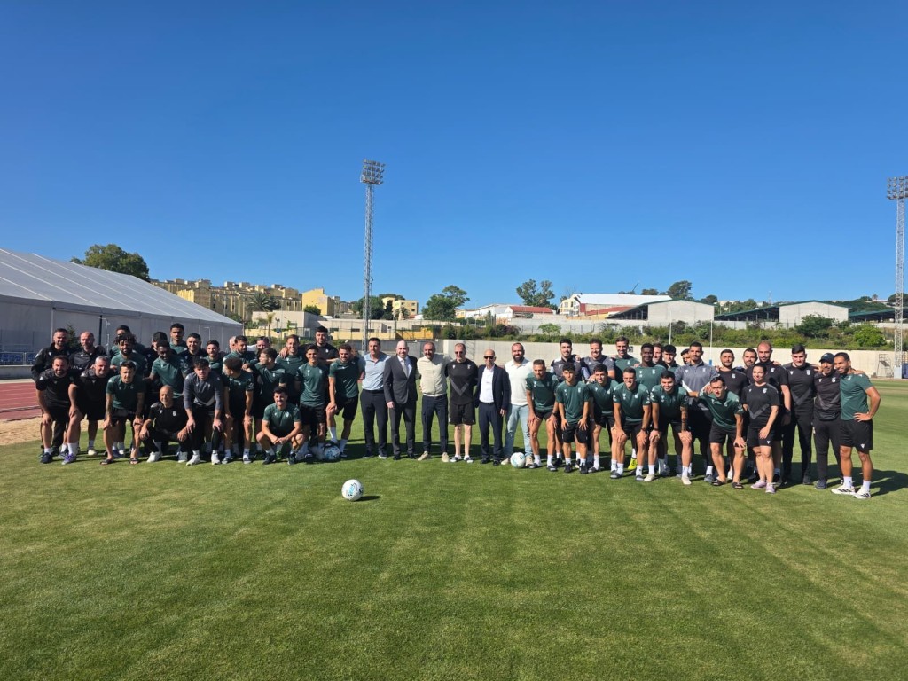 El delegado del Gobierno visita el entrenamiento del Ceuta para valorar su gran temporada