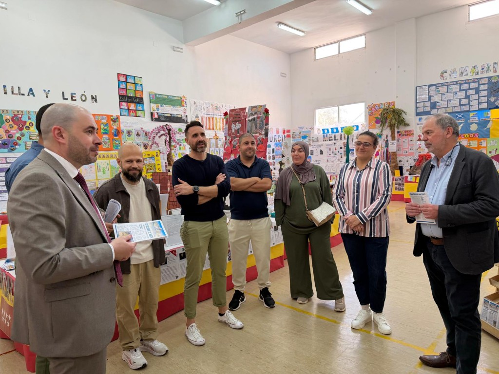 El Delegado del Gobierno visita el Colegio Reina Sofia inmerso en su cuarta semana cultural