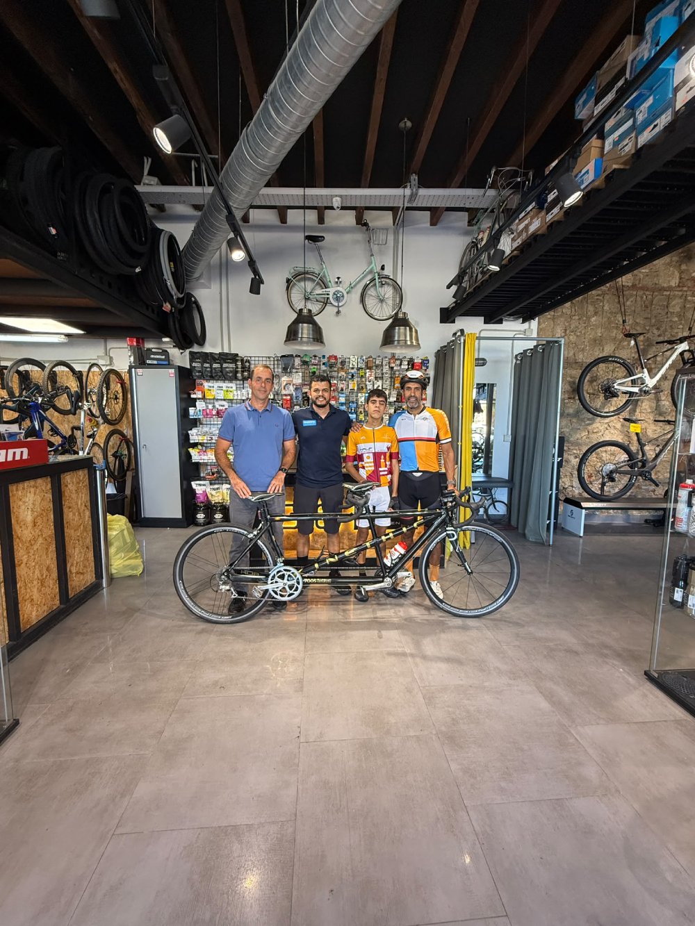 Tridingo Team Ceuta apuesta por el deporte inclusivo con un nuevo tándem para ciclistas con discapacidad visual