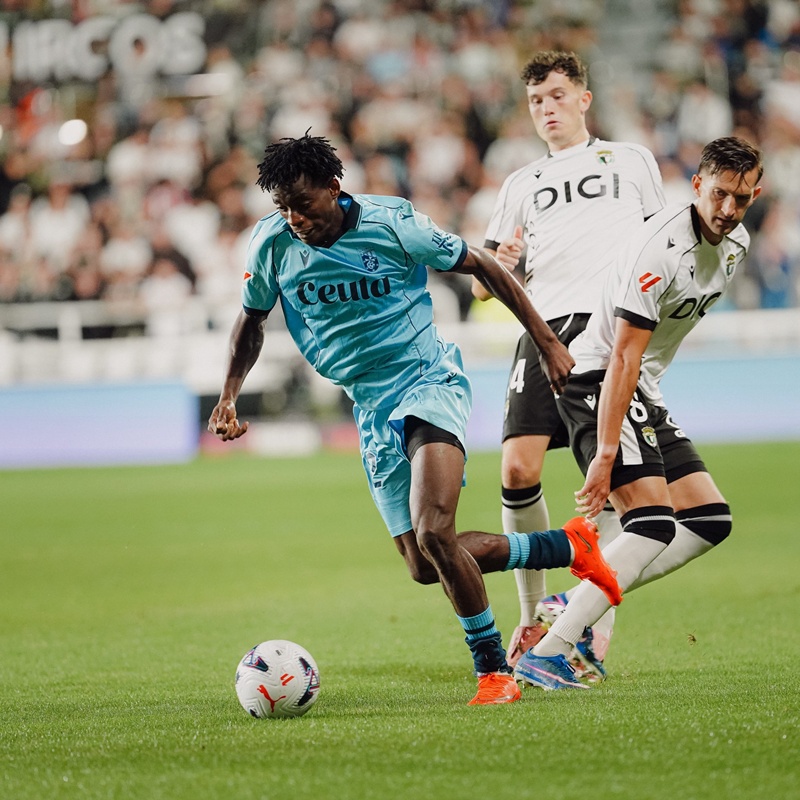 La AD Ceuta FC apuesta por el futuro y renueva a Gabriel Okoro hasta 2029