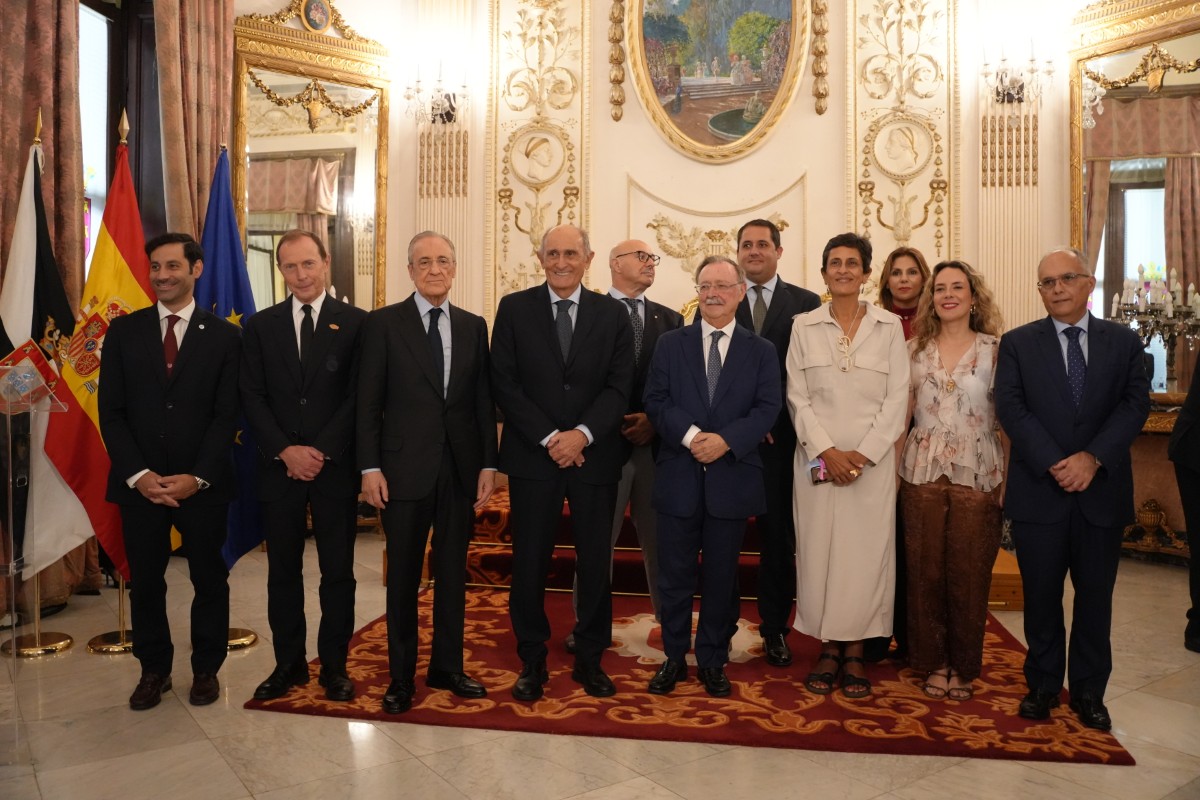 Florentino Pérez y Pirri trasladan el apoyo del Real Madrid a Ceuta durante su visita institucional