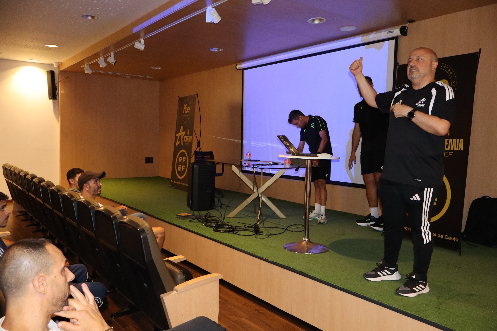 Medio centenar de entrenadores conocen las novedades de las Reglas de Juego para la temporada 2026-2027