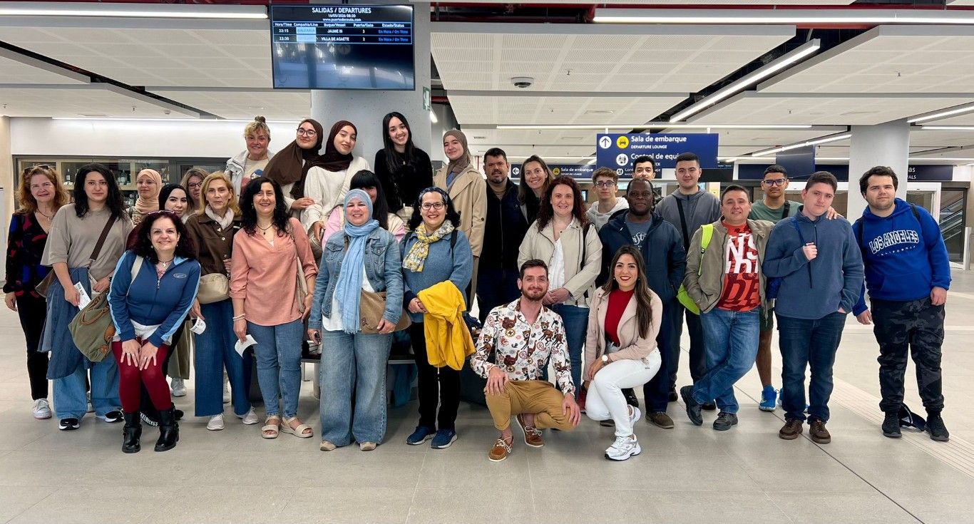 Alumnos de la EOI de Ceuta realizan una excursión cultural a Gibraltar para practicar idiomas en un entorno internacional