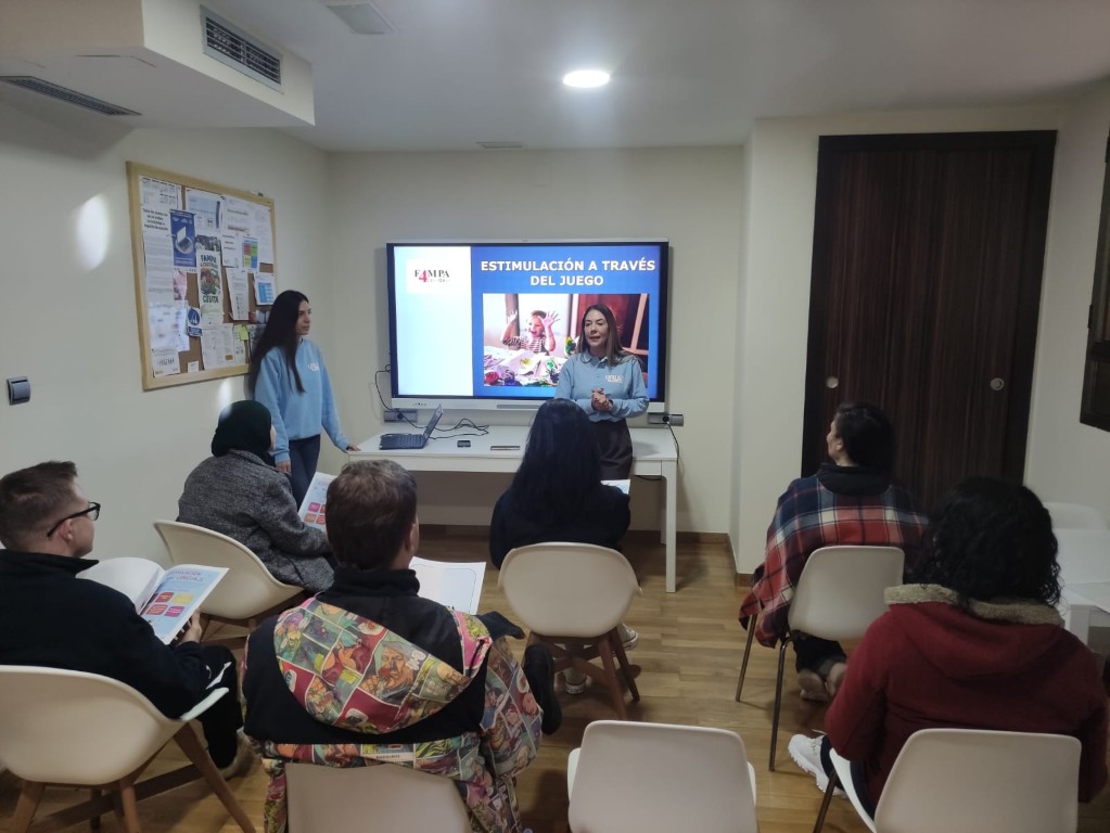La FAMPA Cuatro Culturas impulsa una formación para familias sobre estimulación infantil a través del juego