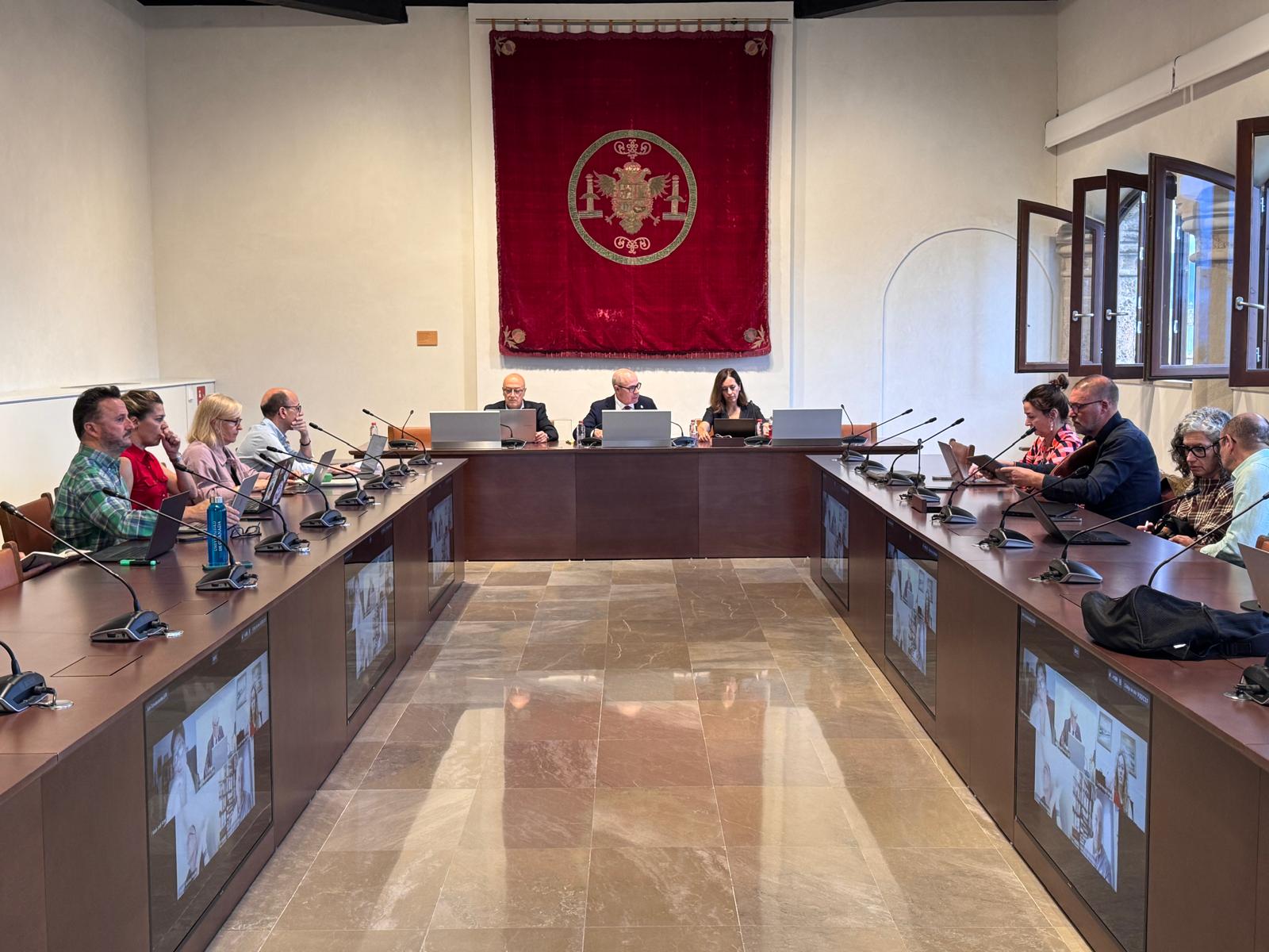 La Universidad de Granada distingue con su Medalla de Oro a Granada, Ceuta y Melilla