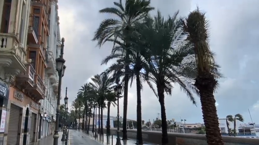Ceuta prolonga el aviso amarillo por vientos aunque acorta el periodo de alerta naranja por fenómenos costeros