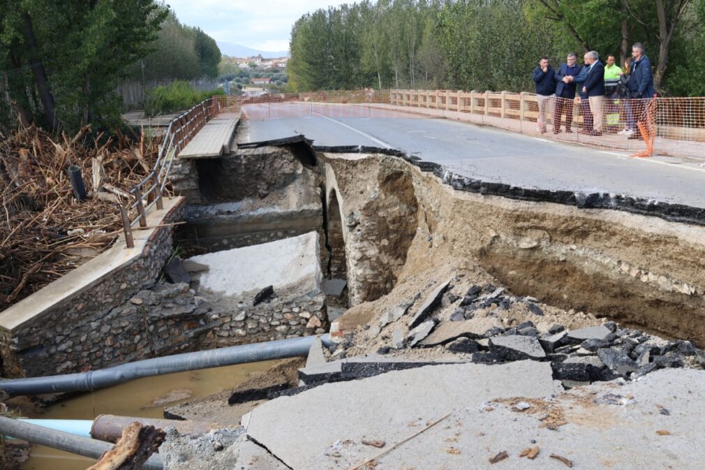 La borrasca deja más de un centenar de carreteras cortadas en Andalucía, en aviso rojo