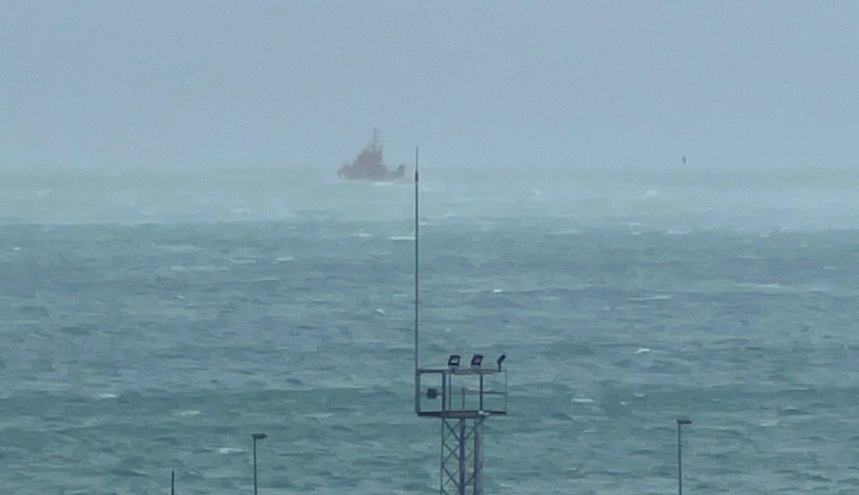 Dos bebés evacuados de urgencia desde Ceuta en plena borrasca tras horas de incertidumbre
