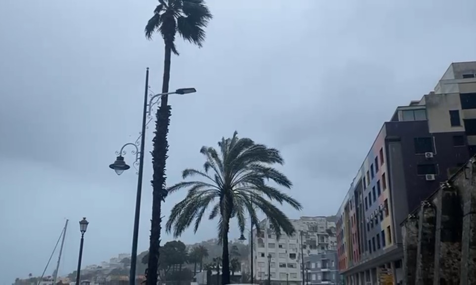 La lluvia desborda Ceuta en una madrugada de incesantes intervenciones por inundaciones