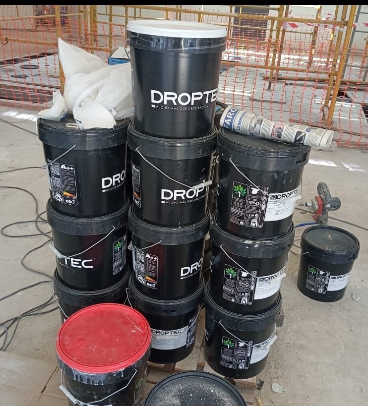 Envases de microcemento almacenados en la zona de obras de la Oficina de Turismo, en una imagen remitida a este medio.