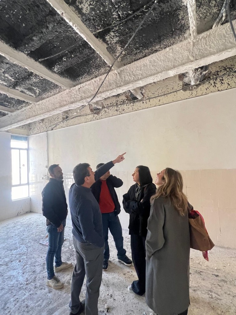 La consejera Pilar Orozco comprueba las obras de emergencia en el colegio Ramón y Cajal