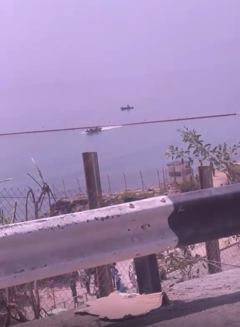 Instalan barreras físicas en la playa del Tarajal para impedir la entrada de inmigrantes 