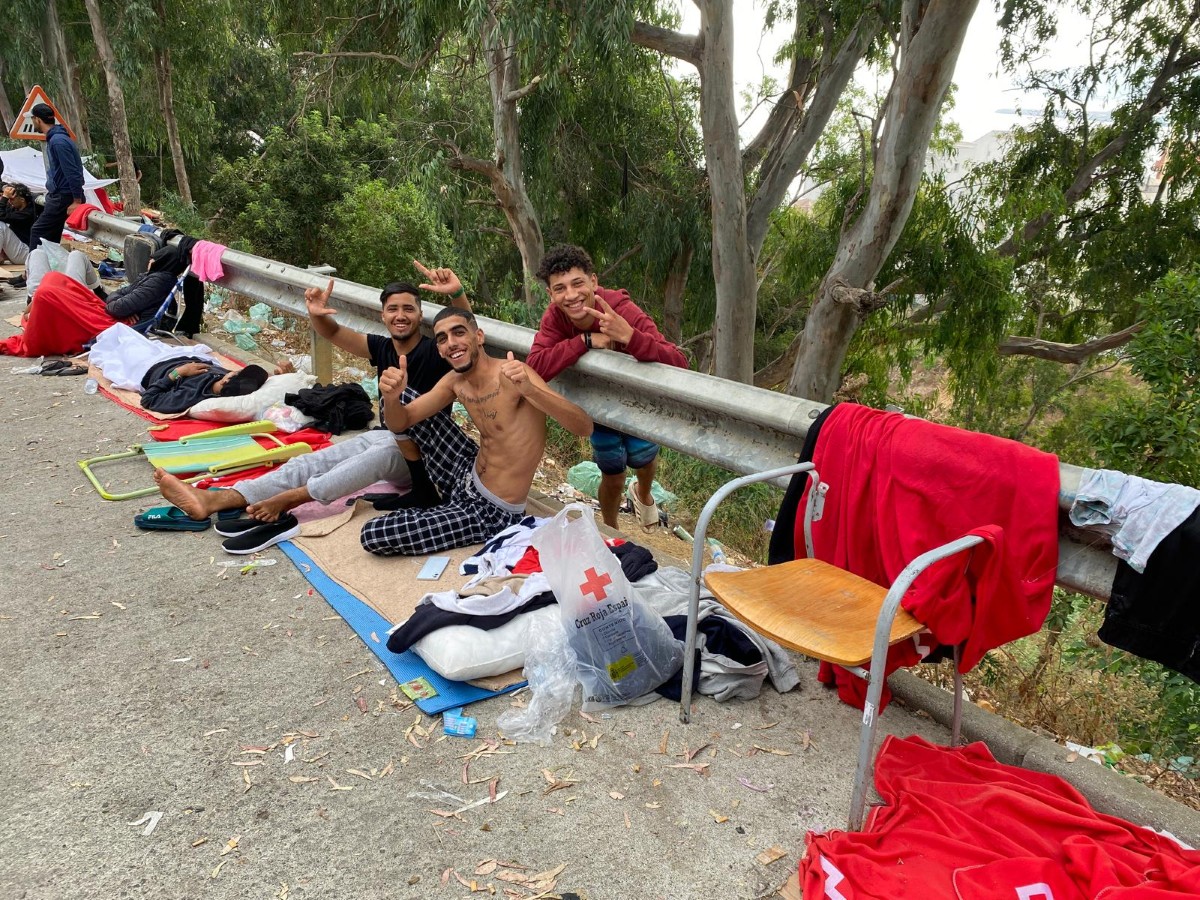 Los intentos de cientos de jóvenes de llegar a Ceuta a nado conmocionan a Marruecos
