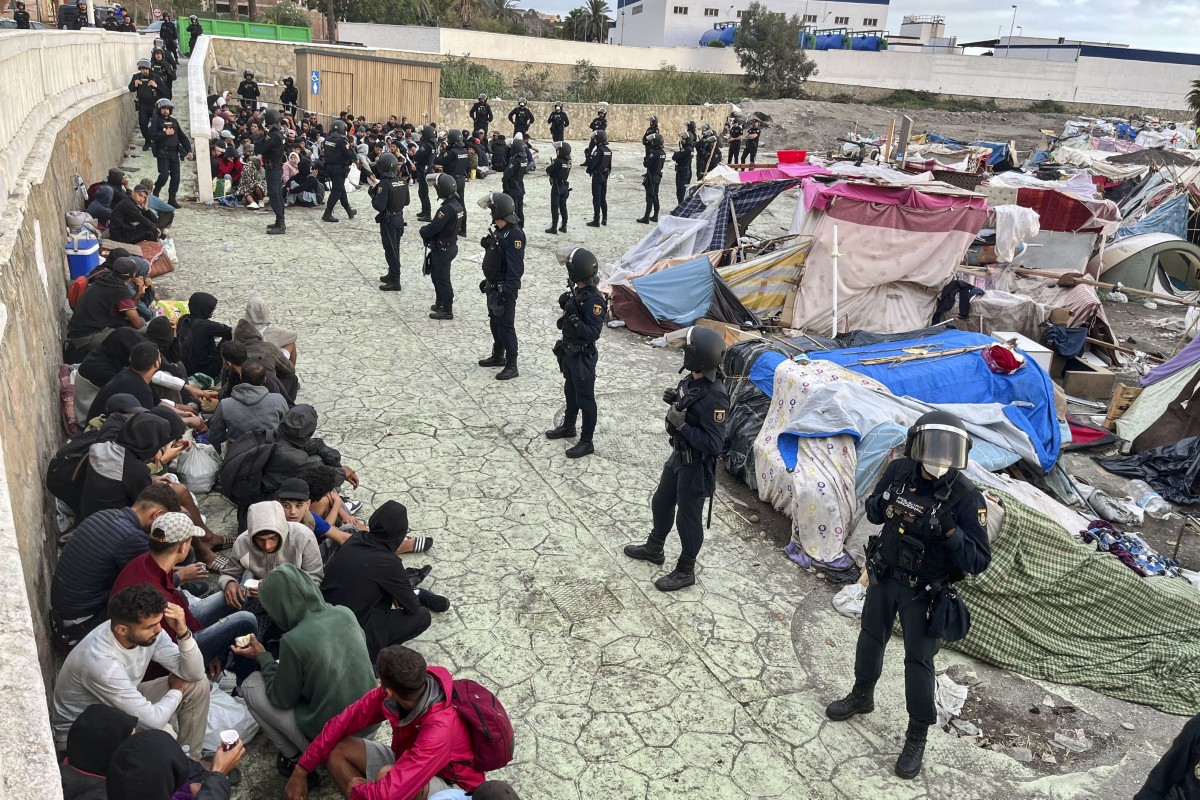 Desalojan a los inmigrantes de la playa de Benítez para ser llevados a Loma Colmenar