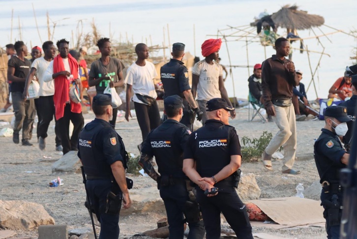 La Policía inicia el desalojo de la playa del Trampolín, donde miles de migrantes llevaban semanas asentados