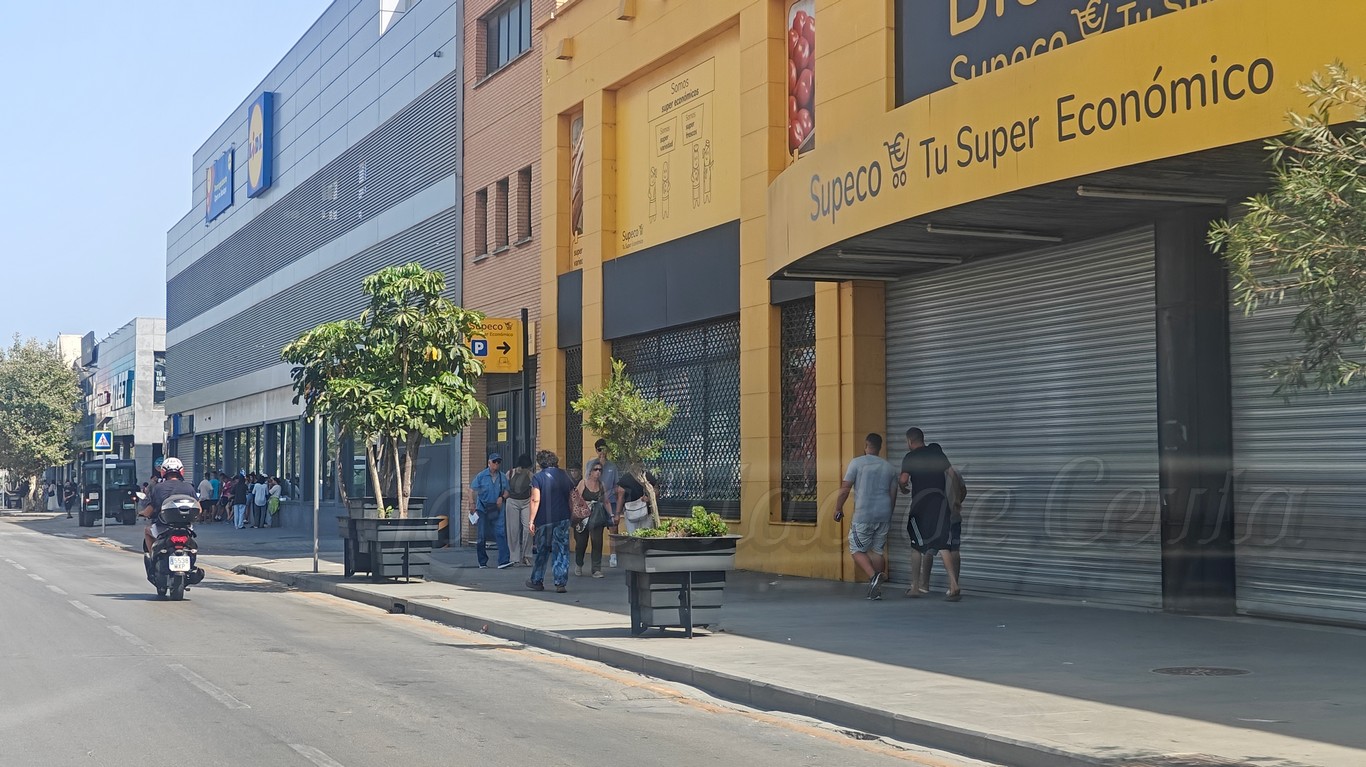 Cierre preventivo de comercios y despliegue policial en Ceuta ante la llegada masiva de migrantes