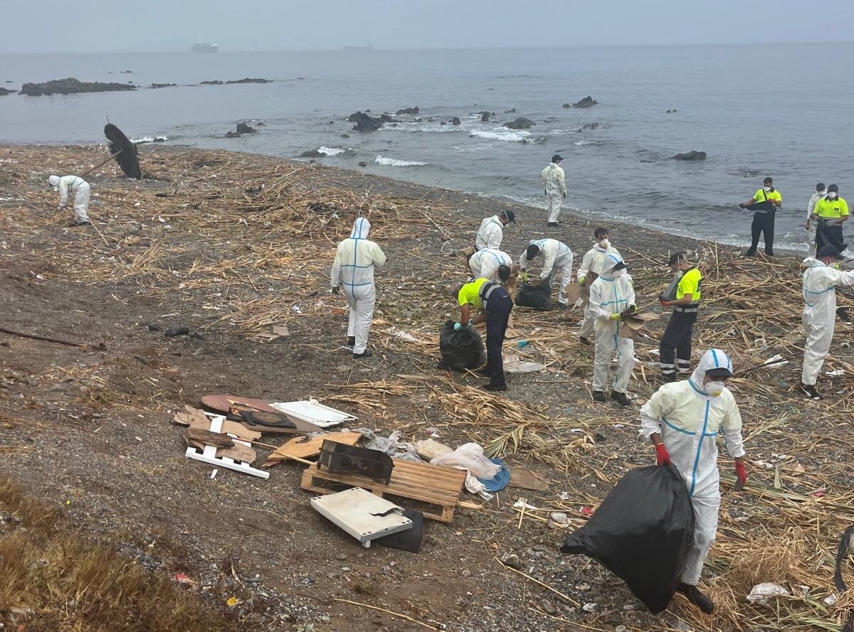 La Ciudad concluye la limpieza de la playa del Trampolín, que vuelve a estar ocupada