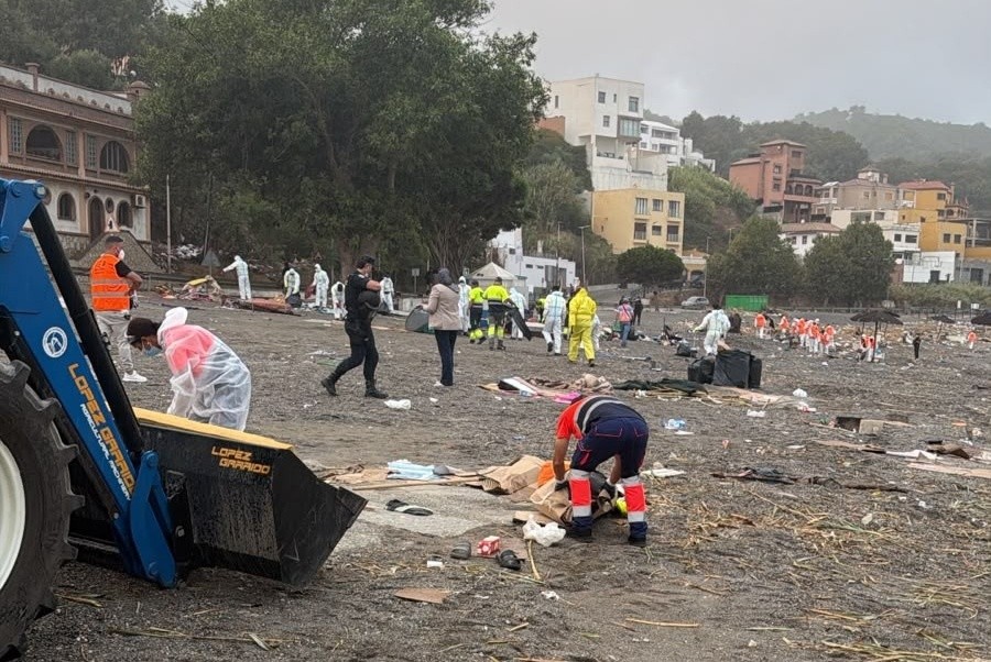 La Ciudad reanuda la limpieza de la playa del Trampolín tras garantizar la seguridad de los operarios