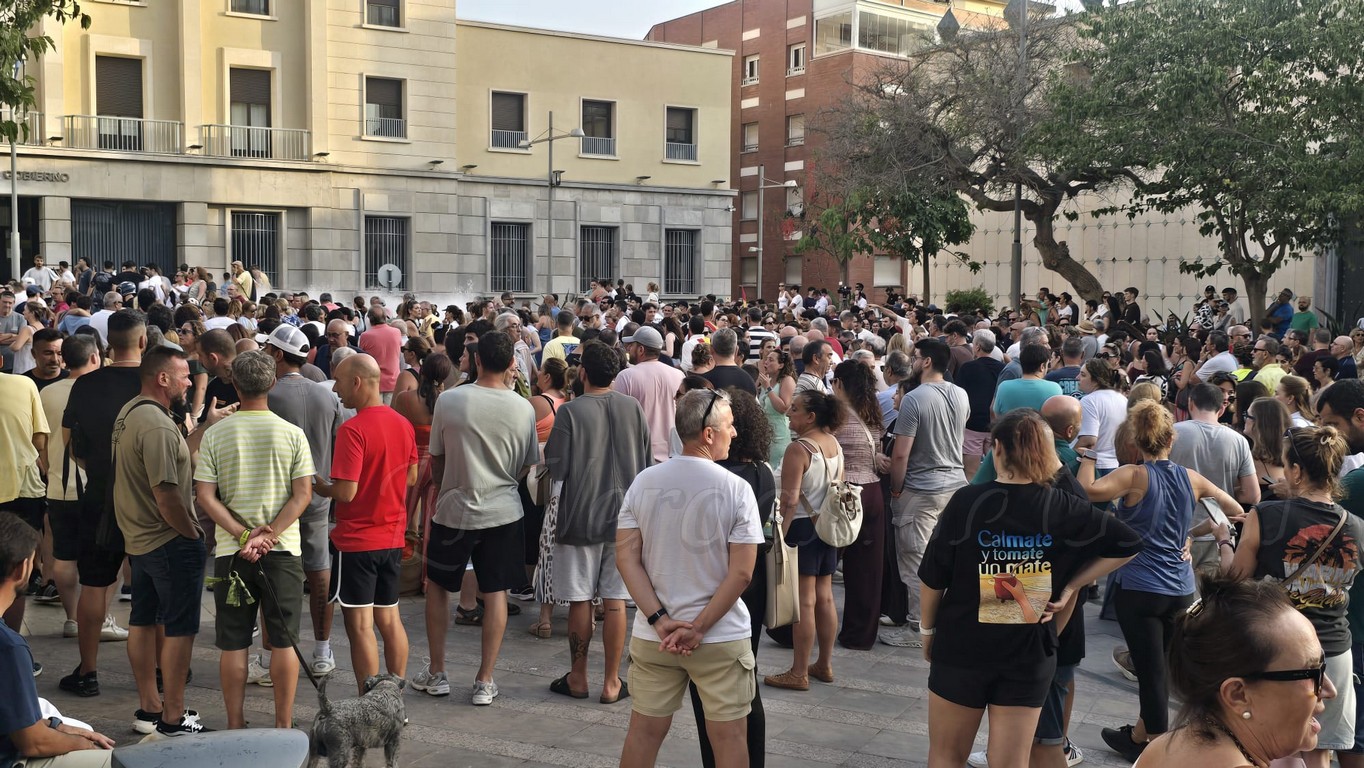 Una protesta por la crisis migratoria recorre el centro de Ceuta y obliga a intervenir a la Policía en varios momentos