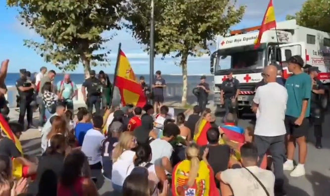 Manifestantes incendian dos sombrillas en un asentamiento de migrantes tras ser frenados Decenas de ceutíes bloquean el acceso de Cruz Roja al Trampolín y después llegan hasta otro asentamiento, donde arden dos sombrillasla Policía en el Trampolín