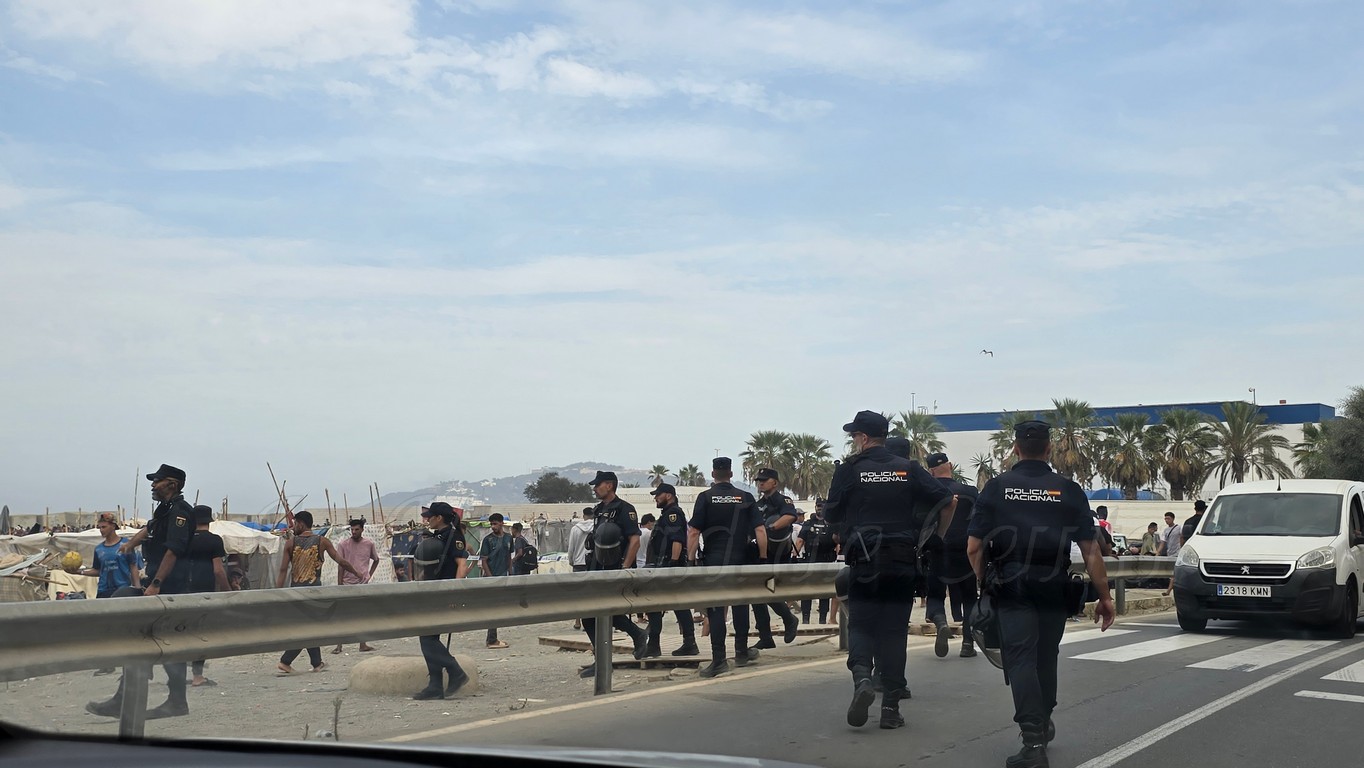 La Policía Nacional comienza el desalojo de la playa del Trampolín