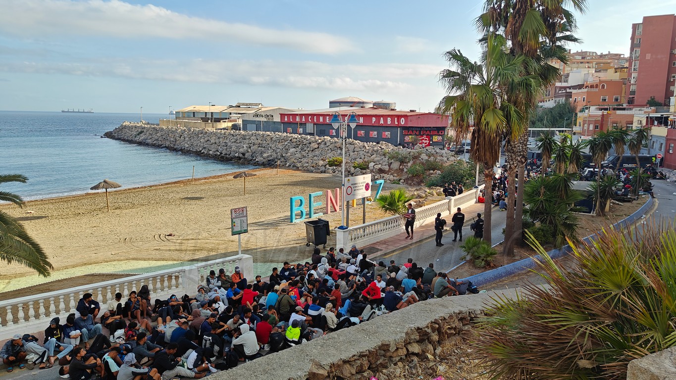 Comienza el desalojo de los asentamientos de Benítez y el Trampolín para trasladar a los migrantes al puerto