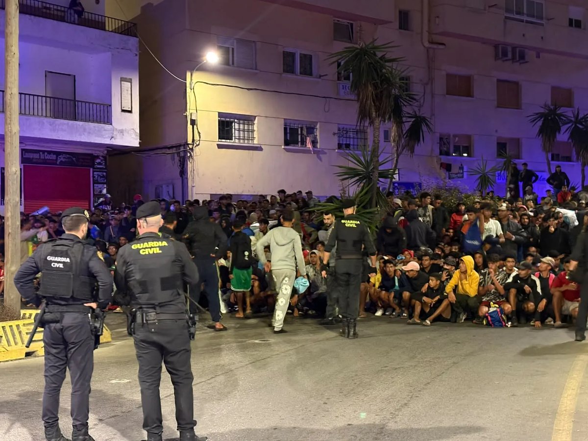 Comienza el desalojo de los asentamientos de Benítez y el Trampolín para trasladar a los migrantes al puerto