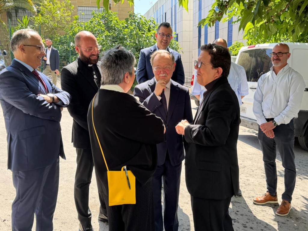 Vivas acompaña a Monseñor Valdivia en su visita al centro de menores de La Esperanza