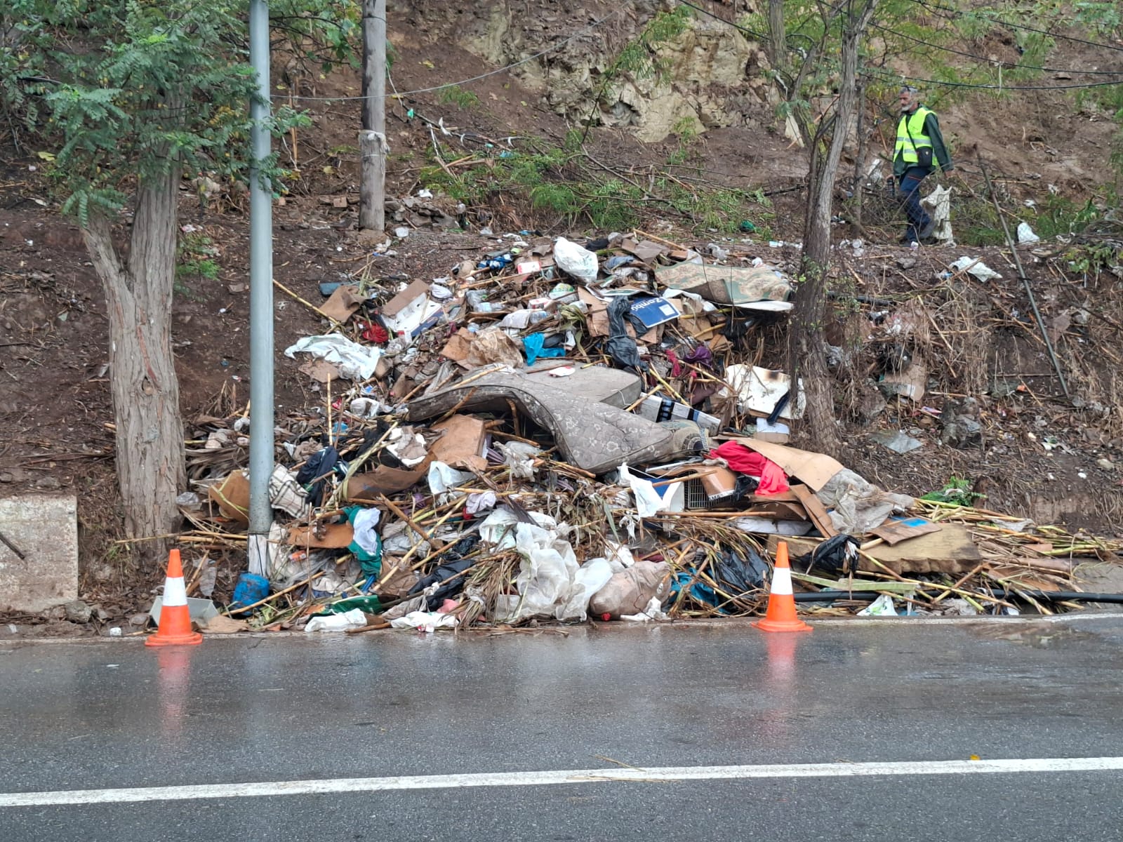 Continúan los trabajos de limpieza y retirada de residuos en el entorno de la playa del Trampolín